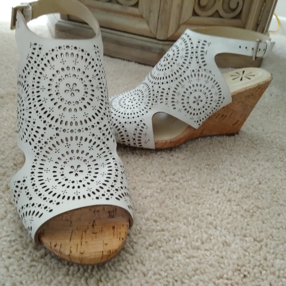 New Isaac Mizrahi Live Womens White Cut out Cork Wedge Sandals Shoes Size 8.5